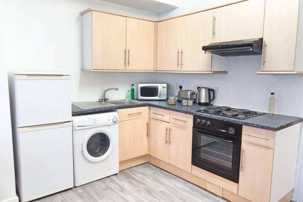 Apartment Up To 9 Close To Centre, Big Tv And Wifi Cardiff Exteriör bild