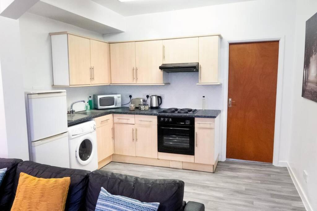 Apartment Up To 9 Close To Centre, Big Tv And Wifi Cardiff Exteriör bild